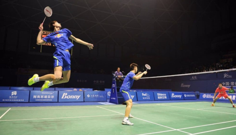 Cómo cambia la velocidad del volante en el bádminton en función de la altura de la sala