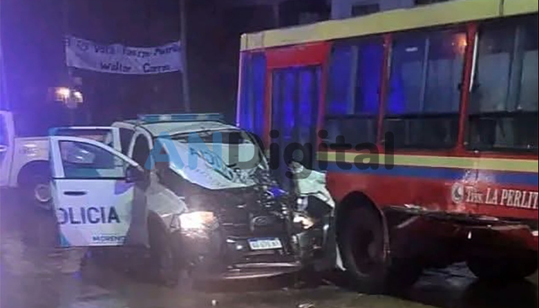 Patrullero chocó un colectivo en una persecución en Moreno: Una policía grave