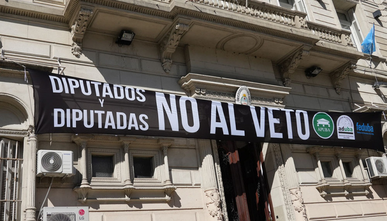 Caputo lo acusó de cobrar $ 18 M y Yacobitti publicó sus recibos
