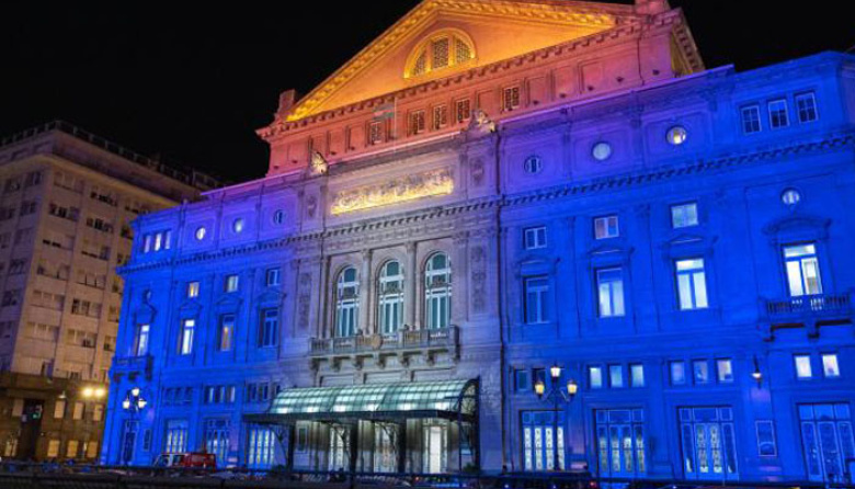 El Colón estrena proyectores LED para su fachada