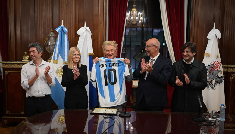 Rod Stewart fue declarado Huésped de Honor y se acordó de Diego y de Messi