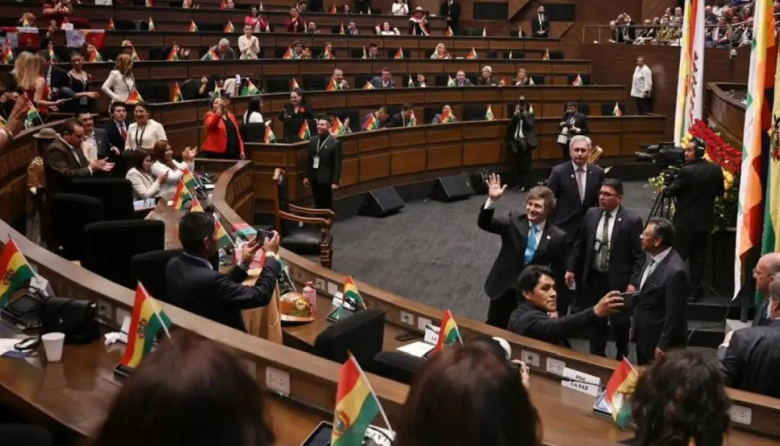 Milei en Bolivia: acaparó la atención en la asunción de Rodrigo Paz Pereira