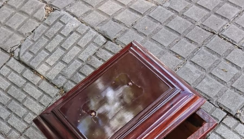 La Plata: Hallaron una urna funeraria abandonada frente a un supermercado