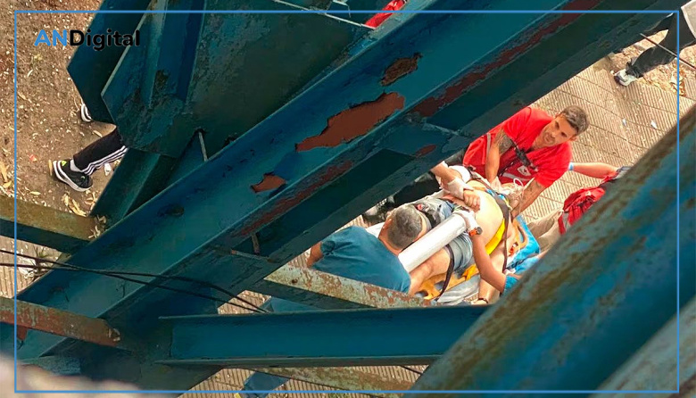 Un hincha de Gimnasia cayó desde la tribuna Centenario y fue hospitalizado con heridas graves