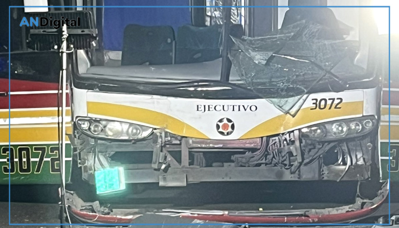 Chocaron entre sí tres micros que trasladaban hinchas de Estudiantes