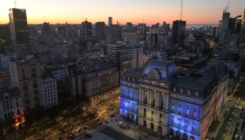 Murió un empleado del Palacio Libertad tras ser acusado de espiar y grabar a niñas en los camarines