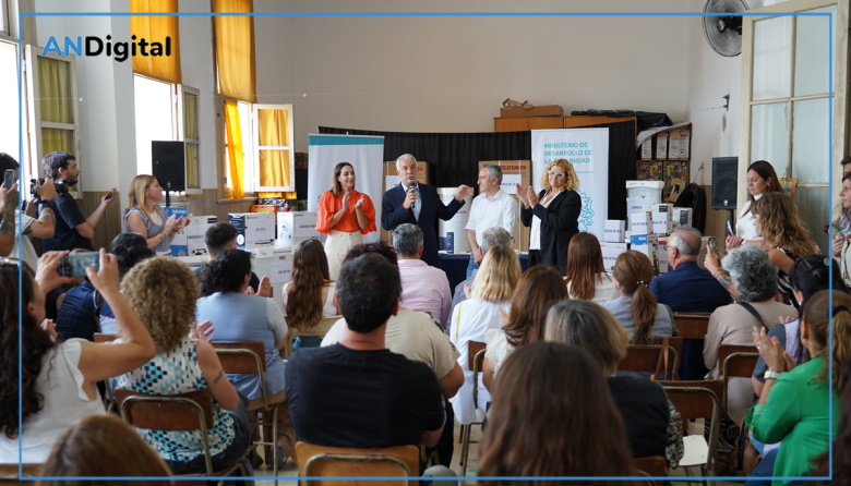 Municipio y Provincia entregaron equipamiento para escuelas platenses