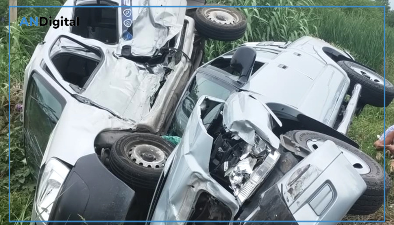 Impactante choque en Los Hornos: dos autos volcados y dos heridos