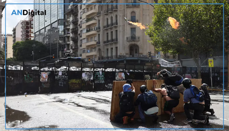 Violencia desmedida frente al Congreso: Bombas molotov, piedrazos y ¿pasividad policial?