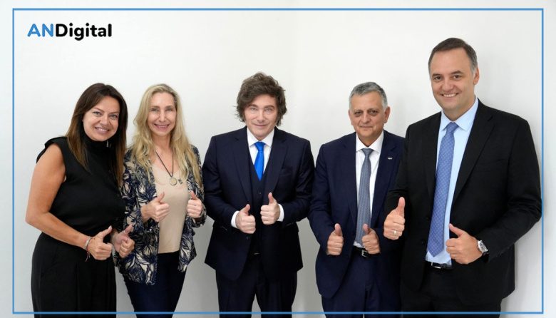 Caso YPF: con Adorni en la foto, Milei celebró fallo favorable al país