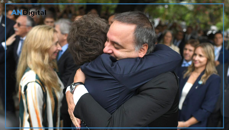 Con Adorni en primera fila, Milei prometió suba salarial para las FFAA