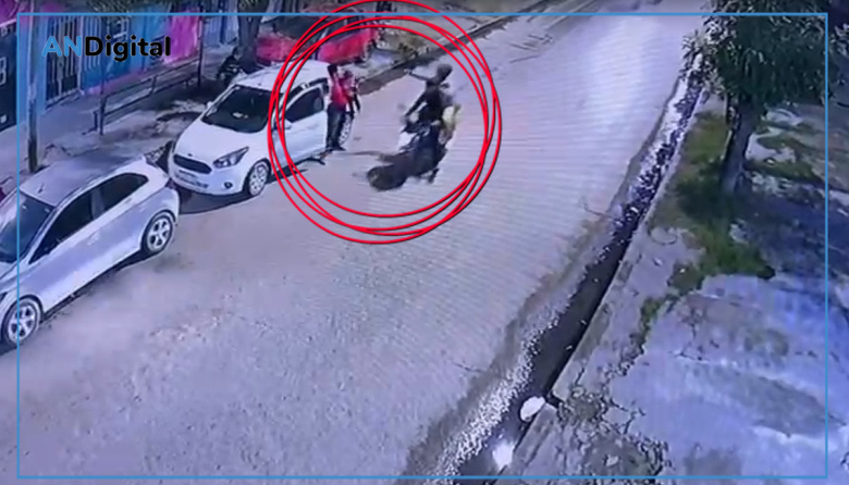 Violento robo: Motochorros le apuntan a un bebé durante un asalto en Laferrere