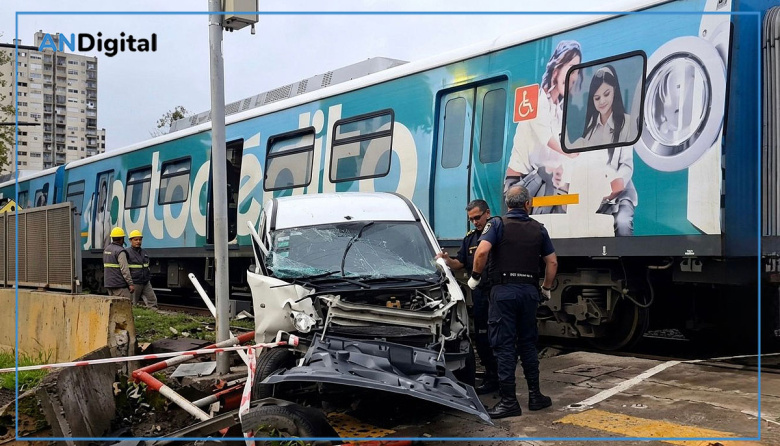Video impactante en Ramos Mejía: Cruzó con la barrera baja y un tren se lo llevó puesto