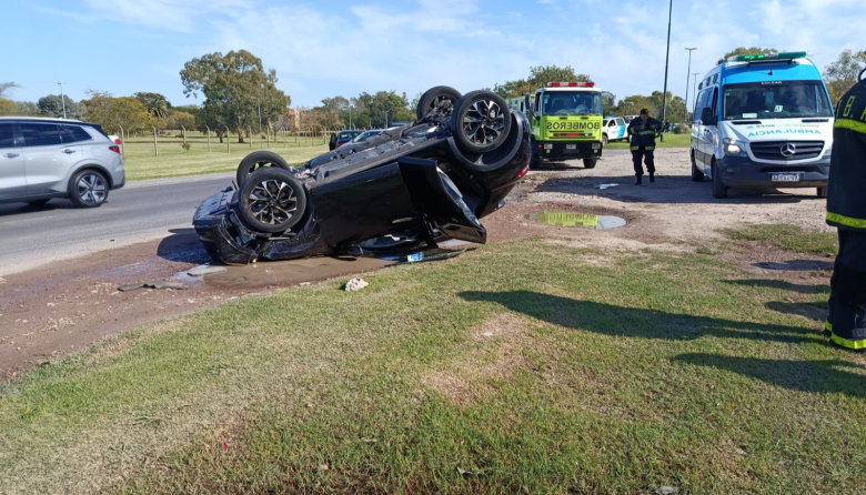 La Plata: una mujer de 66 años fue internada tras un vuelco en City Bell