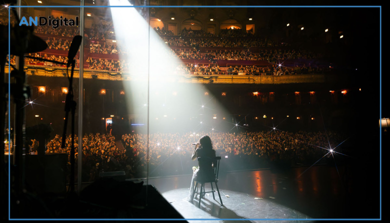 Cazzu empezó su exitosa gira por EEUU en el emblemático The Chicago Theatre