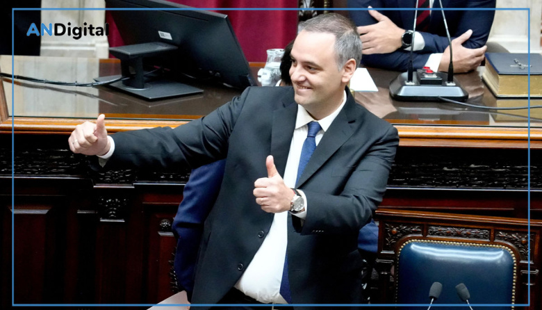 Con música de “Rocky” y el respaldo de Milei, Adorni dijo que no cometió “ningún delito”