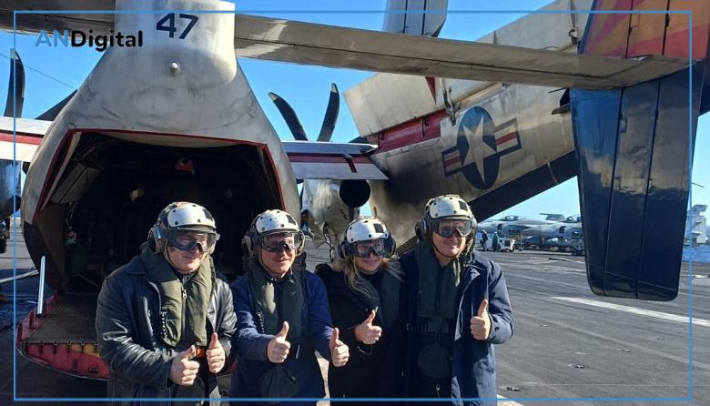 Milei viajó a Mar del Plata para fotografiarse en un portaaviones de EE.UU.