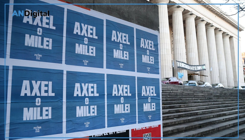 “Axel o Milei”: los afiches que aparecieron en CABA y el Conurbano bonaerense
