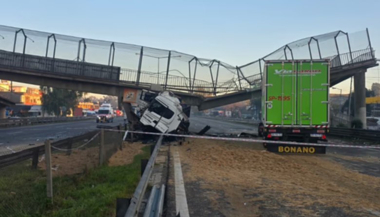 Panamericana, kilómetro 51,5: un puente cayó sobre la autopista en Escobar