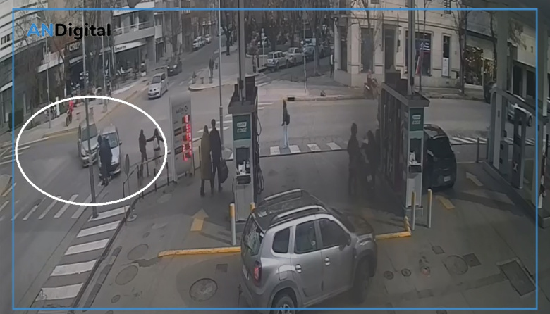 Locura en Mardel: conductora con licencia trucha chocó a un auto y atropelló a dos peatones