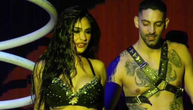 En Sex, Daniela Celis fue a la platea y besó a Julieta Poggio: el video