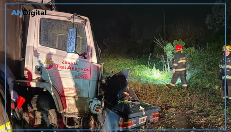 Tremendo choque frontal entre auto y camión en Exaltación de la Cruz: siete muertos y un herido grave