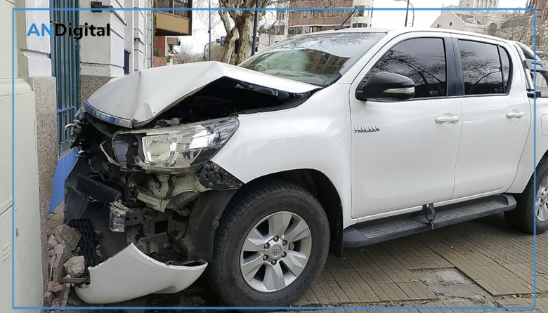 Tragedia en La Plata: un hombre de 67 años se descompensó al volante, chocó en Plaza Moreno y murió