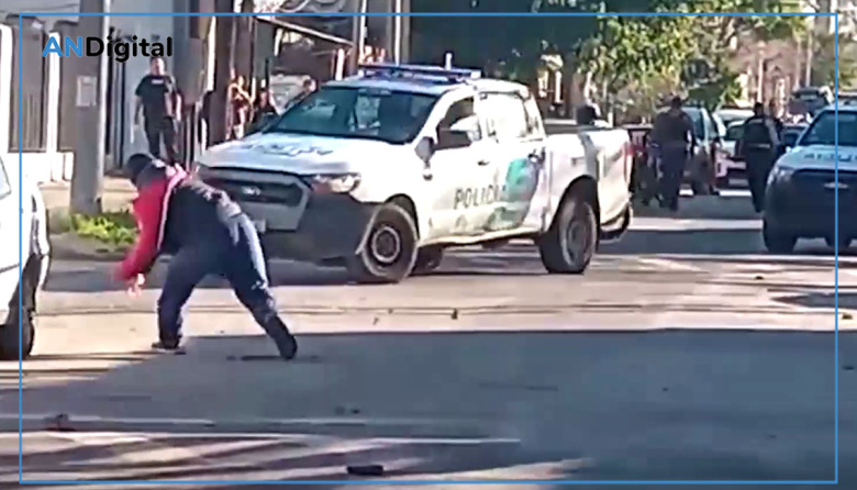 Policías brutalmente agredidos al intentar acarrear un auto mal estacionado en Villa Tranquila
