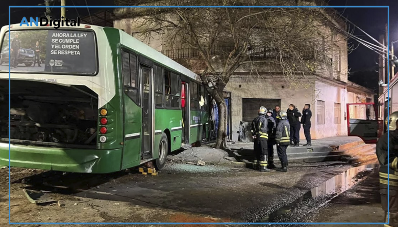 Temperley: Un colectivo fuera de control se incrustó en una casa durante un cumpleaños y murió el chofer