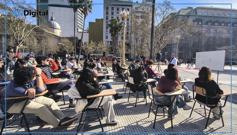 La UBA mudó sus aulas a Plaza de Mayo para exigir la aplicación de la Ley de Financiamiento