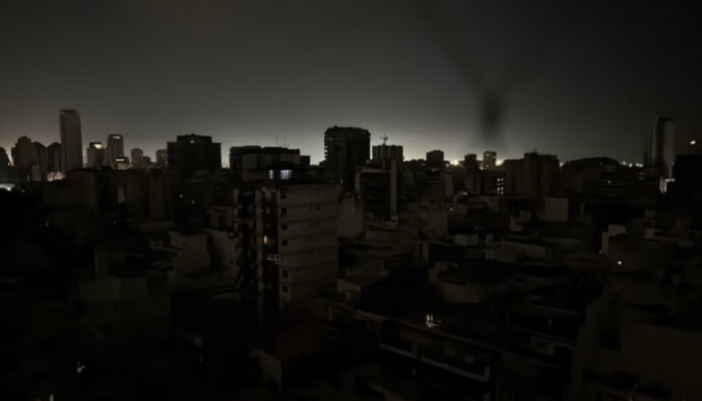 Semáforos apagados y barrios enteros sin luz: qué se sabe del corte en el AMBA