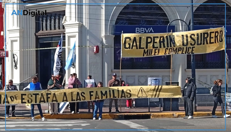 Ceremonia de “premiación” a Tarjeta Naranja y Mercado Libre: campeones mundiales de la usura