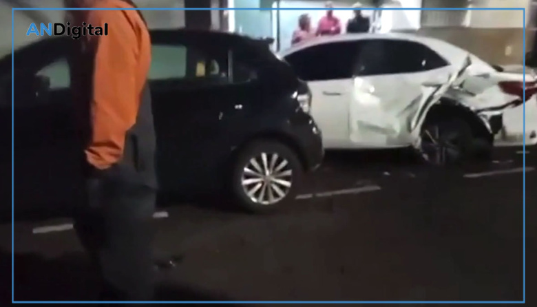 Borracha al volante chocó contra dos autos estacionados en Flores y dejó cinco heridos