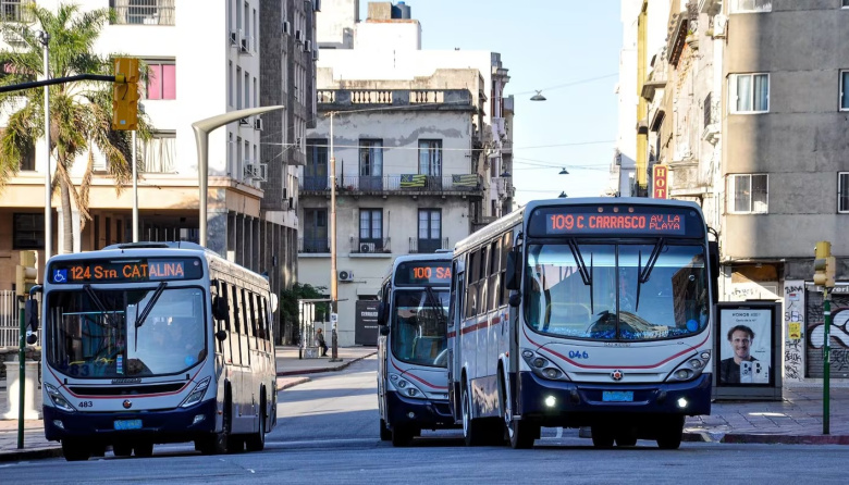 Colectivos del AMBA: 104 líneas amenazan con reducir servicios por una deuda de $40.000 millones