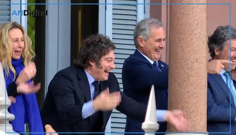 Mientras sigue sin felicitar a Lula, Milei salió a 'farmear aura' en el balcón de la Casa Rosada