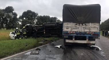 Tragedia en Carmen de Areco: Tres muertos en choque frontal entre un auto y un camión