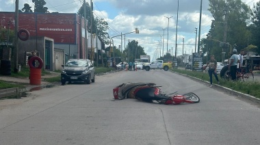 Delivery venía haciendo “Willy” sin casco y sin patente en la moto: Chocó con un colectivo y murió