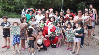 El policía solidario volvió a vestirse de Papá Noel y entregó regalos en La Plata