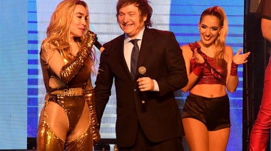 Milei fue al teatro, subió al escenario, se besó con Fátima y dijo que “van a venir meses duros”