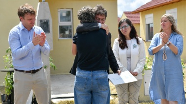 Kicillof entregó viviendas en Olavarría y firmó convenios para obras por $ 1.500 millones