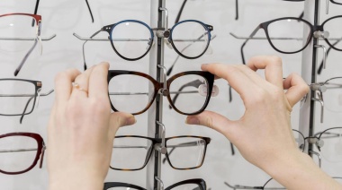 Contra la oferta ilegal de anteojos, lanzan el programa de salud visual “Miremos bien”