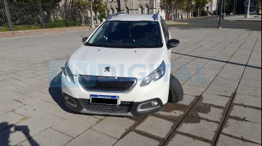 Perdió el control de su auto y lo abandonó en la vereda de la Catedral de La Plata