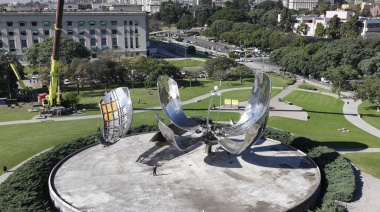 Floralis Genérica: trasladaron los pétalos dañados para su reparación