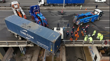 Camión chocó y quedó colgando de la Autopista 25 de Mayo: El chofer estaba ebrio