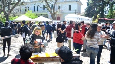 Exhiben desde glicerol crudo hasta robots: la Facultad de Ingeniería abre sus puertas a la comunidad