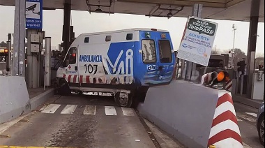 Una ambulancia chocó contra un peaje en Ituzaingó: Murió la paciente que trasladaba