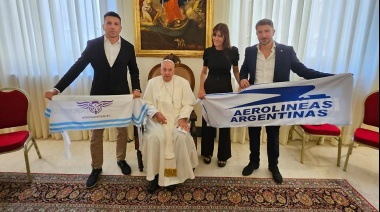 En pleno debate por la Ley Bases, el Papa posó con la bandera de Aerolíneas