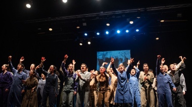 “¡A la fábrica!”: 28 intérpretes en escena reflejan los vaivenes de una arrolladora jornada laboral