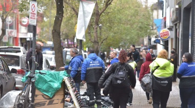 Intimaron a los vendedores ambulantes que no retiraron sus puestos en el centro platense