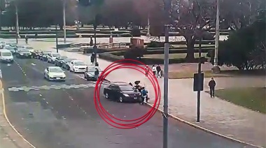 Así fue cómo un automovilista levantó por los aires a dos barrenderas en La Plata